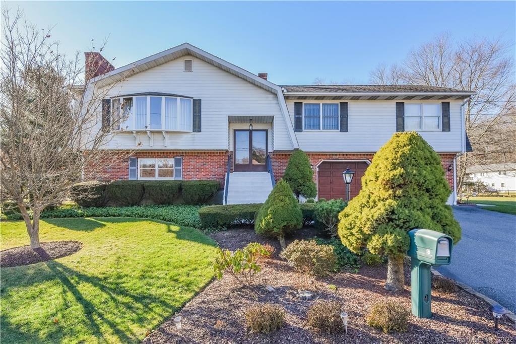 Single Family Executive Estate (4 Bed / 3 Bath)